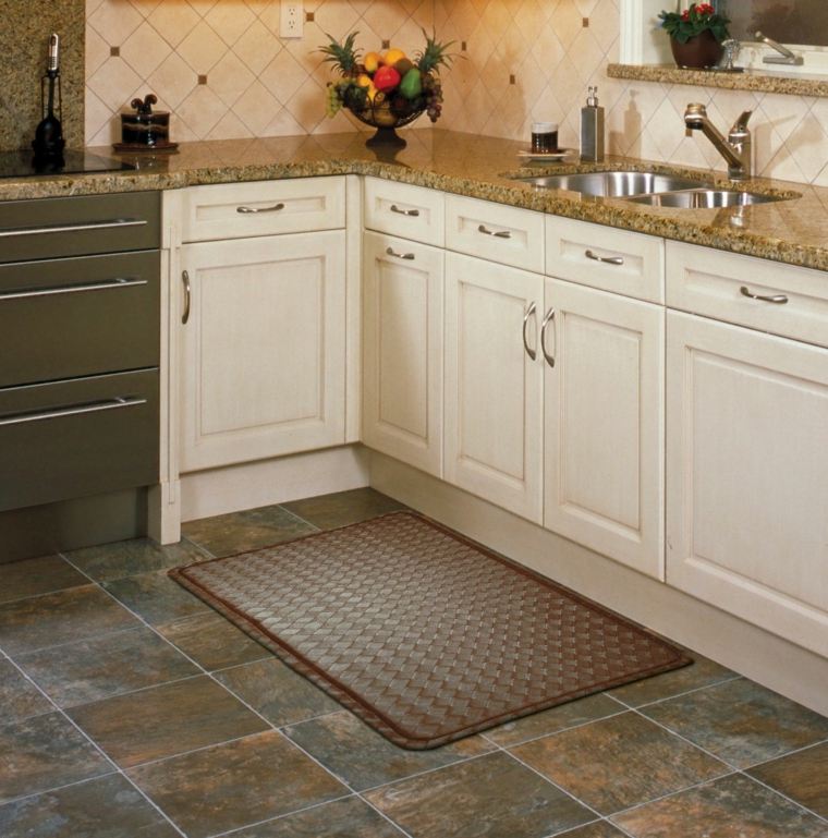 kuhinjski tepih ispred malog pravokutnog sudopera na popločanom podu