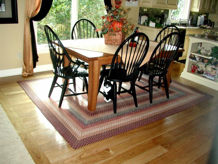 Moderan kvadratni kuhinjski tepih idealan za blagovaonicu