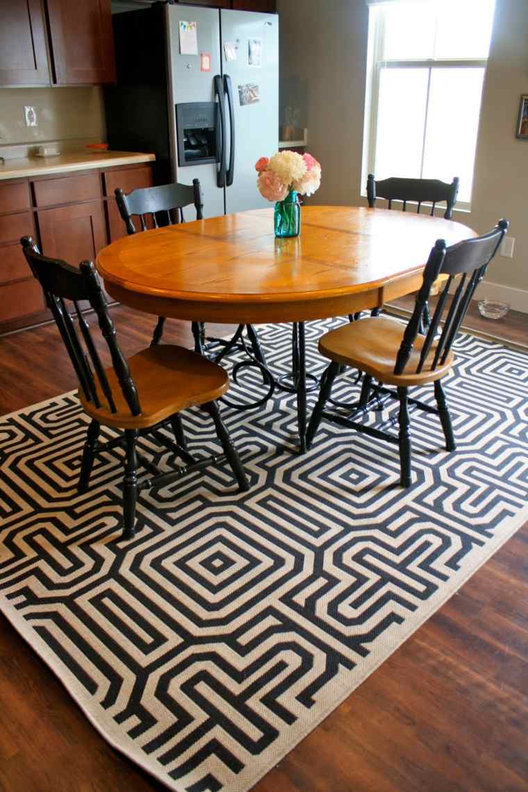 Fekete fehér labirintus konyhai szőnyeg tömörfa asztal