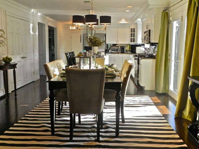 Modern zebracsíkos konyhai szőnyeg, amely tökéletesen illik a konyhához