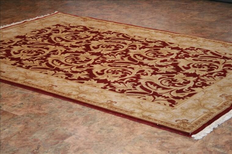 klasični orijentalni cvjetni tepih sa žaluzinama promijenio je veličinu