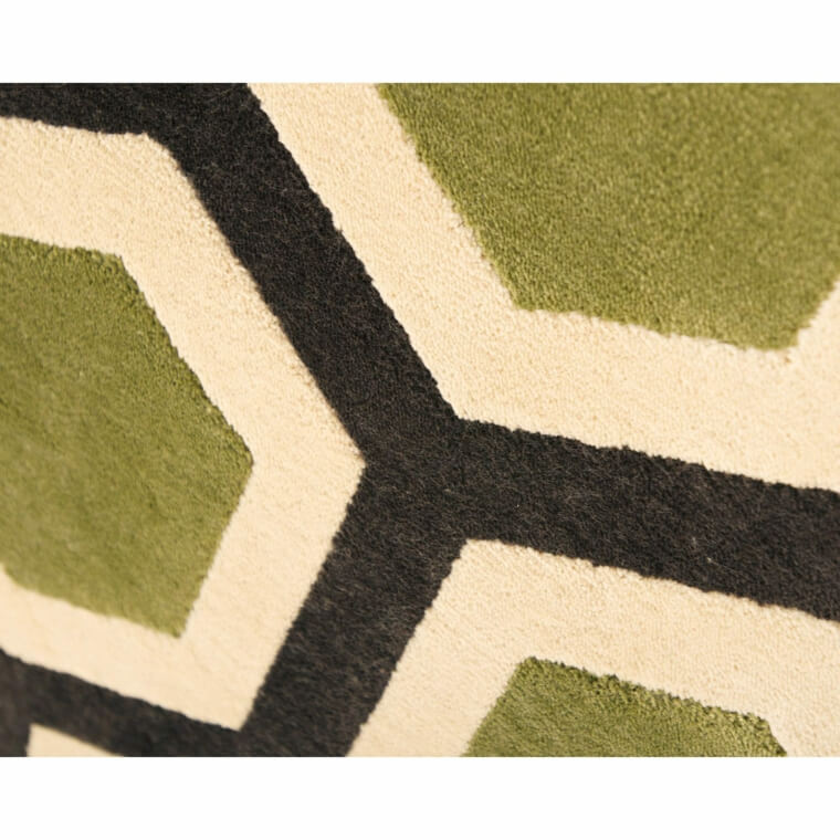 zeleni crni bijeli tepih promijenio je veličinu geometrijskih oblika