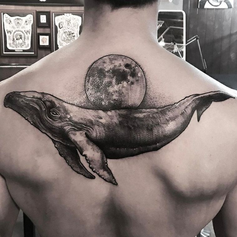 tatuaggio di balena sulla schiena