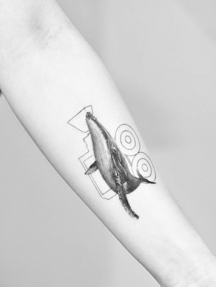 tatuaggio braccio di balena
