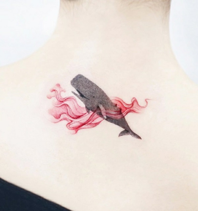 Tatuaggio di balena sulla schiena di una donna