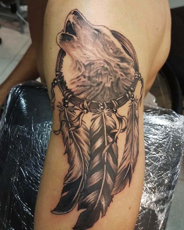 farkas és toll tetoválás