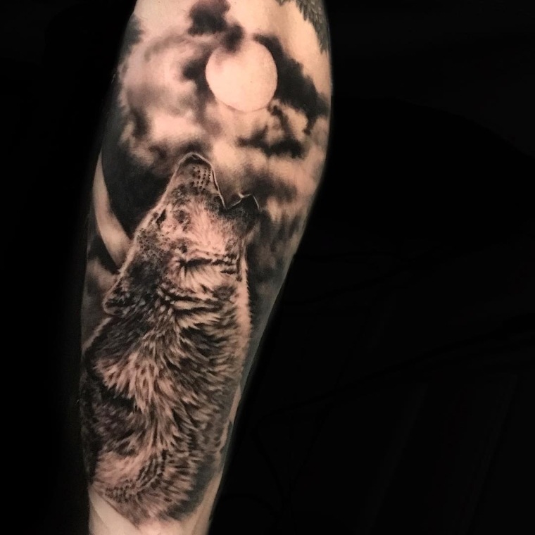 idea del tatuaggio del lupo che piange