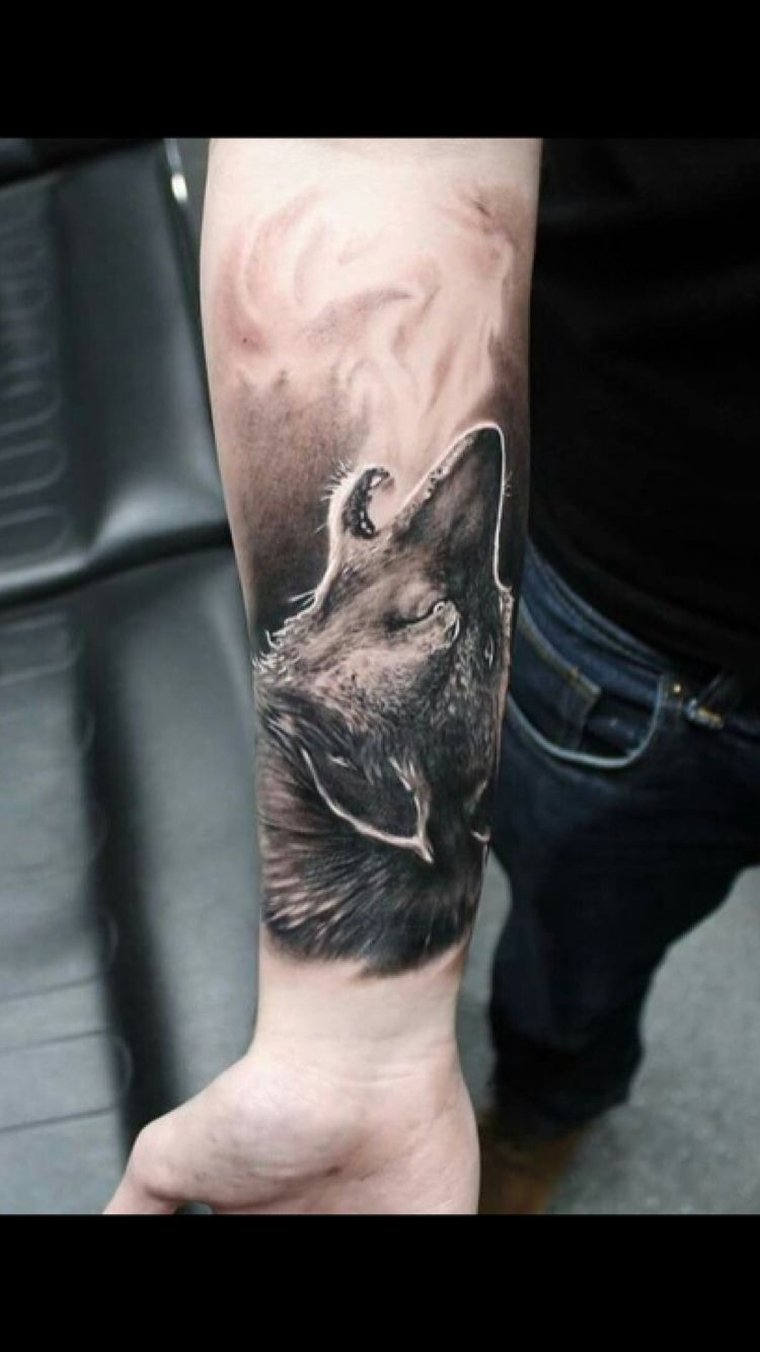 idea tatuaggio uomo lupo