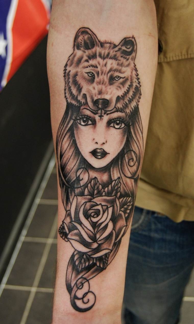 disegno del tatuaggio del lupo