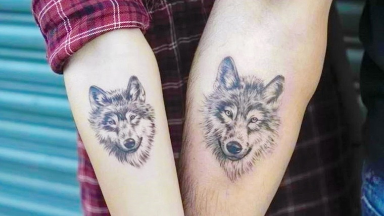 dviejų vyrų ir moterų tatuiruotės