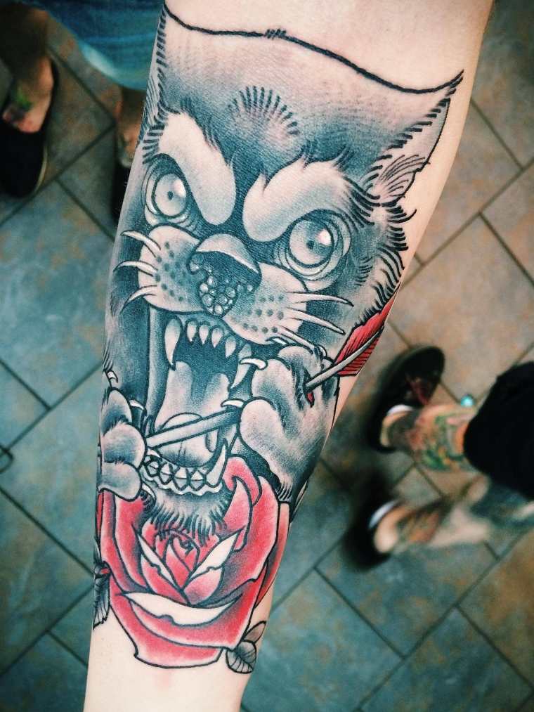 tatuaggio rosa con lupo