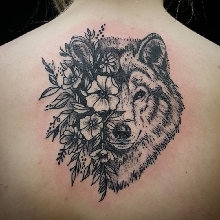 tatuaggio lupo con rose