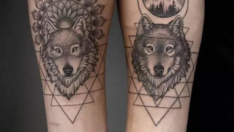 idea del tatuaggio del lupo