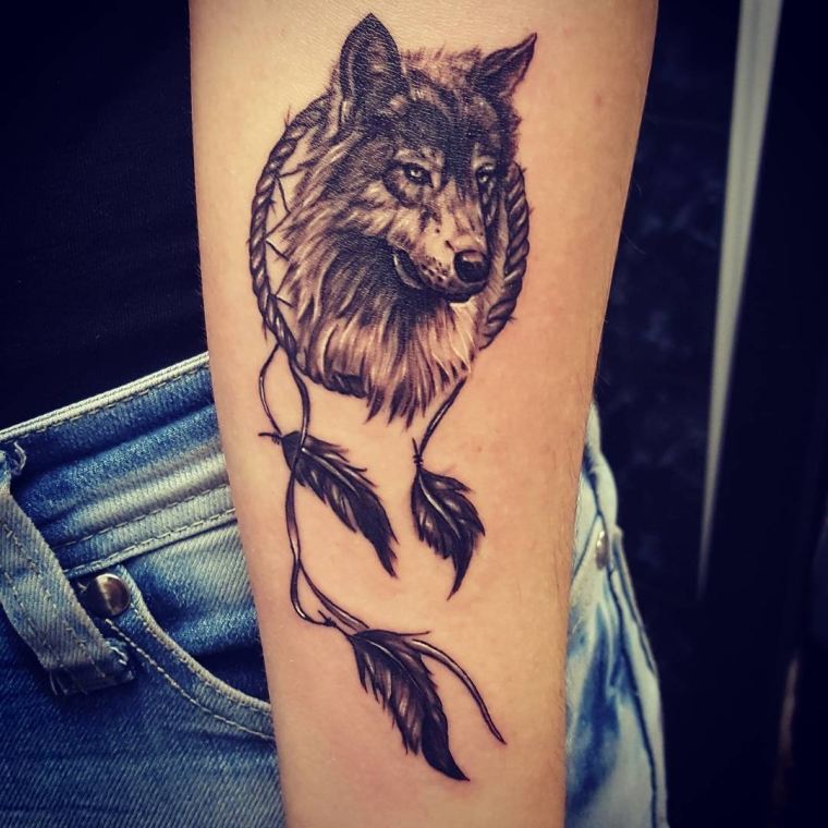 interessante idea del tatuaggio del lupo