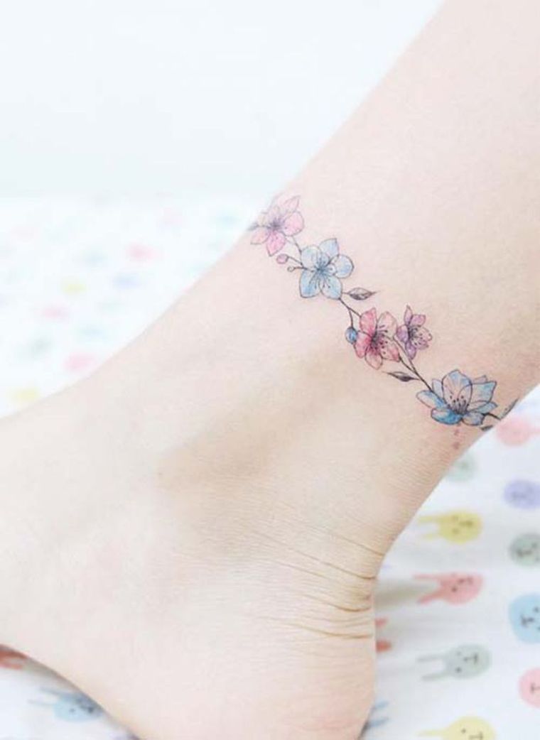 tatuiruotė-apyrankė-pėda-moteris