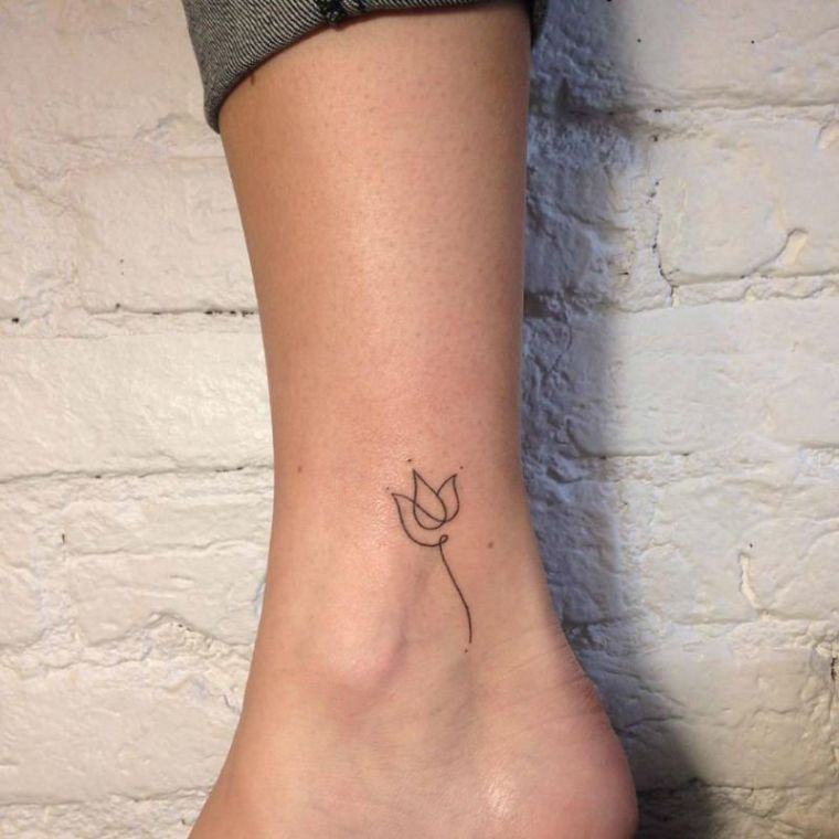 maža tatuiruotė-gėlė-moteris