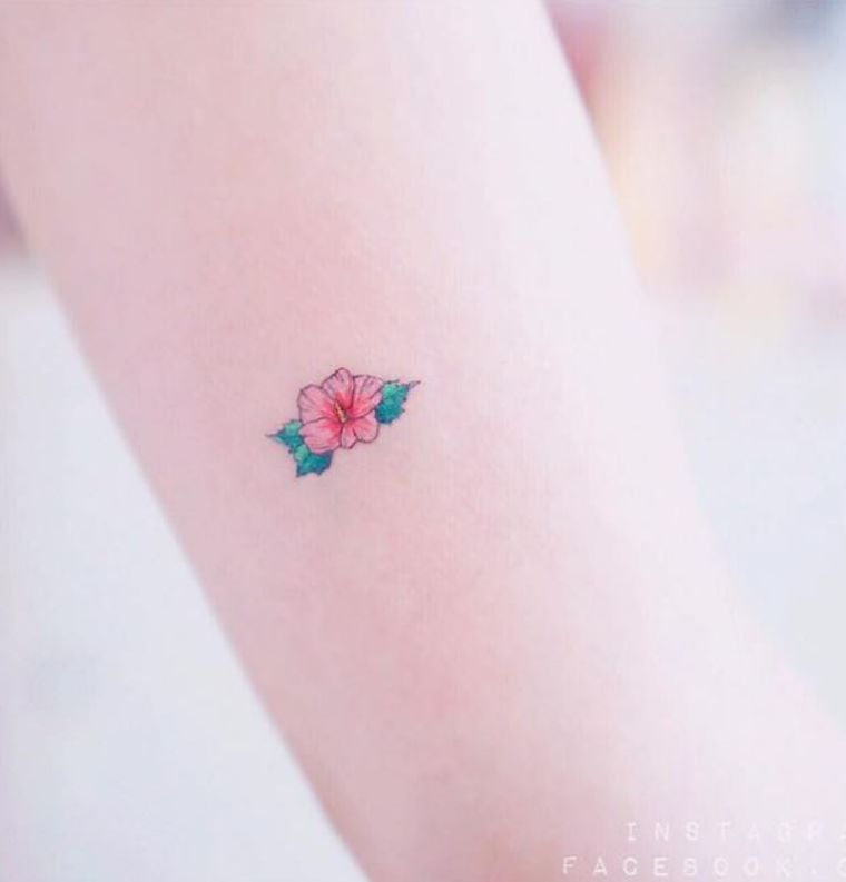 mažas-tatuiruotė-gėlių modelis-