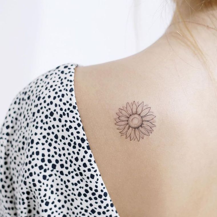 piccolo-discreto-tatuaggio-per-donna-fiore