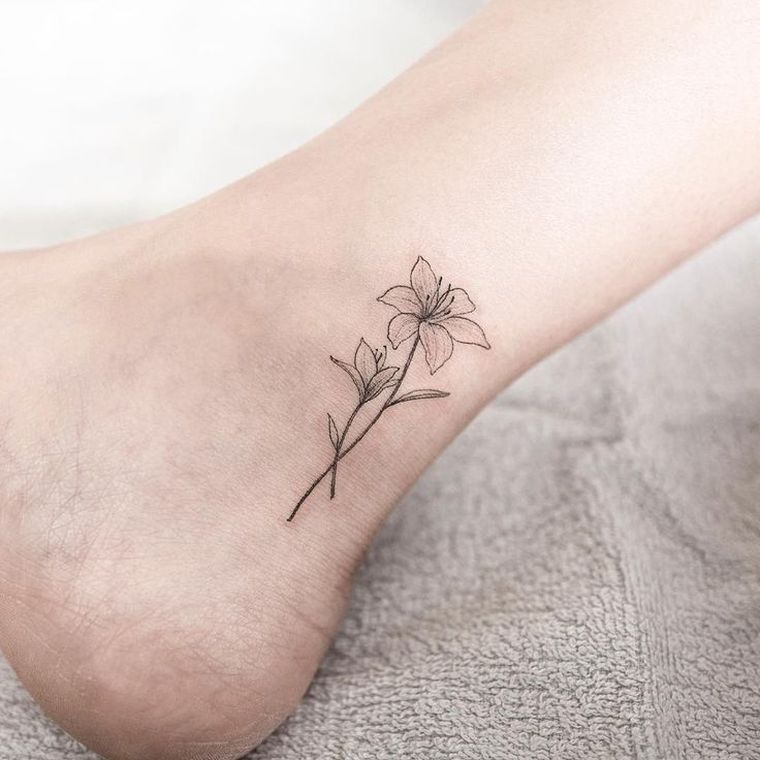小さな花の足のタトゥー