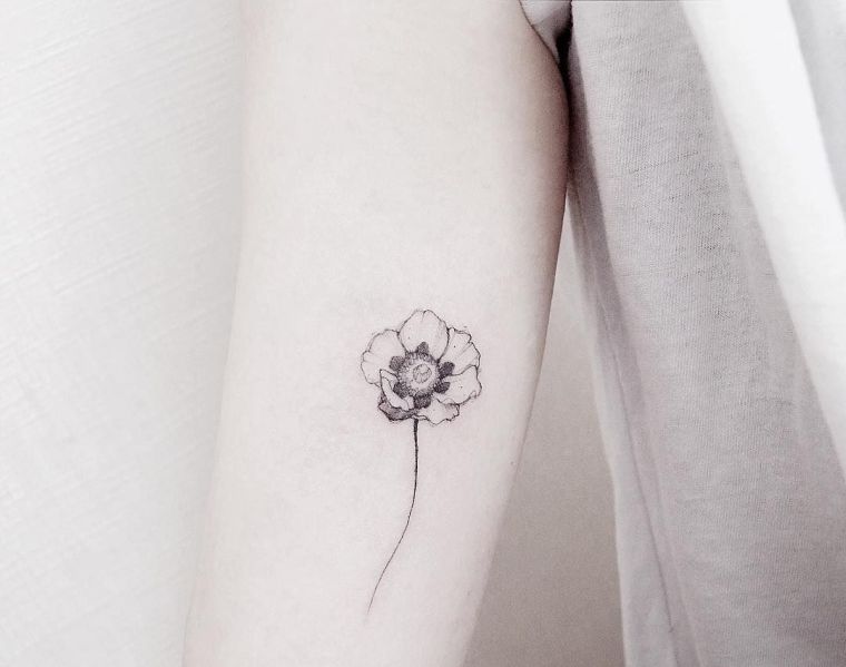 tatuaggio mini fiore