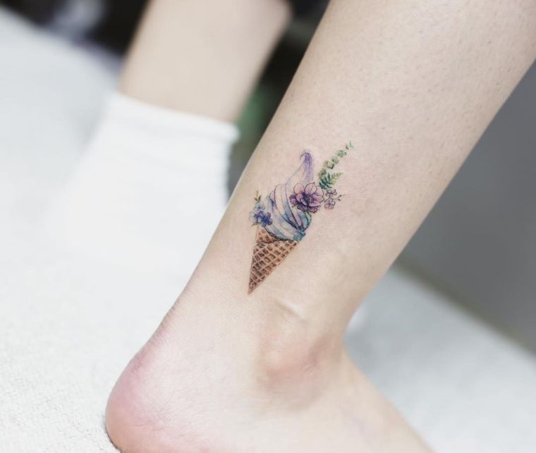 tatuiruotė-idėja-madinga-moteris-ledo gėlė