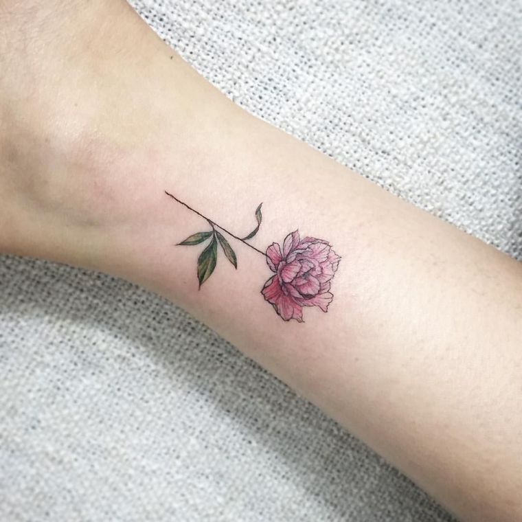 mini tatuiruotė-moteris-gėlė-bijūnas