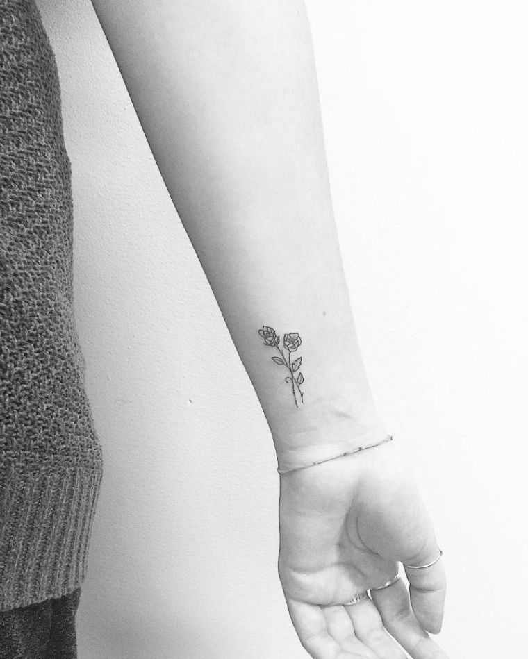 mažos gėlės tatuiruotės idėja