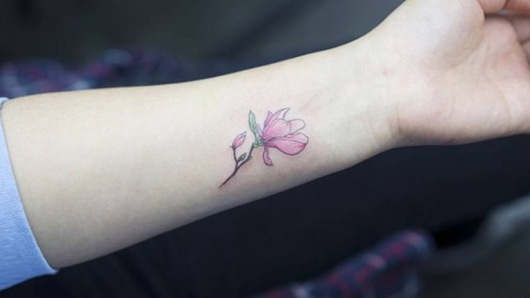 gėlės-moters-tatuiruotės idėja