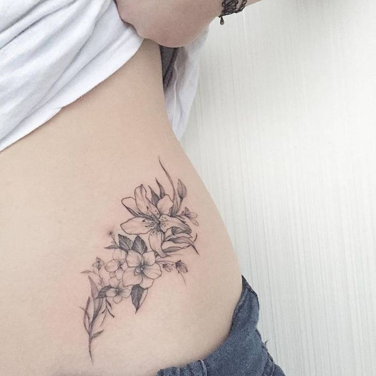 lelija-gėlė-tatuiruotė-moteris