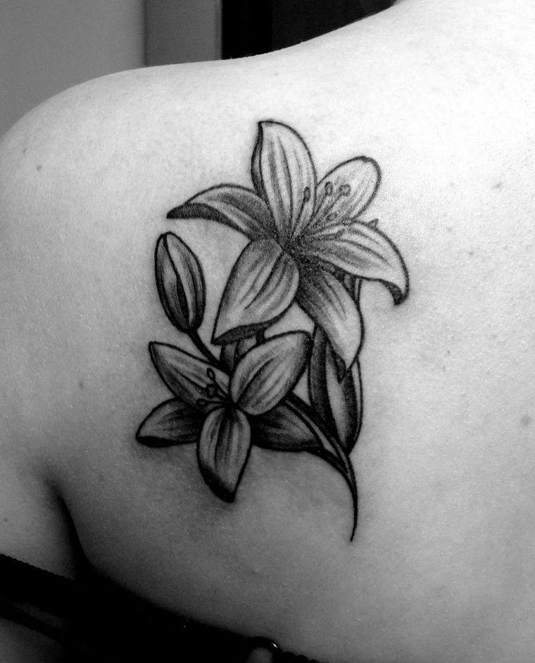lelijos gėlės tatuiruotė ant peties