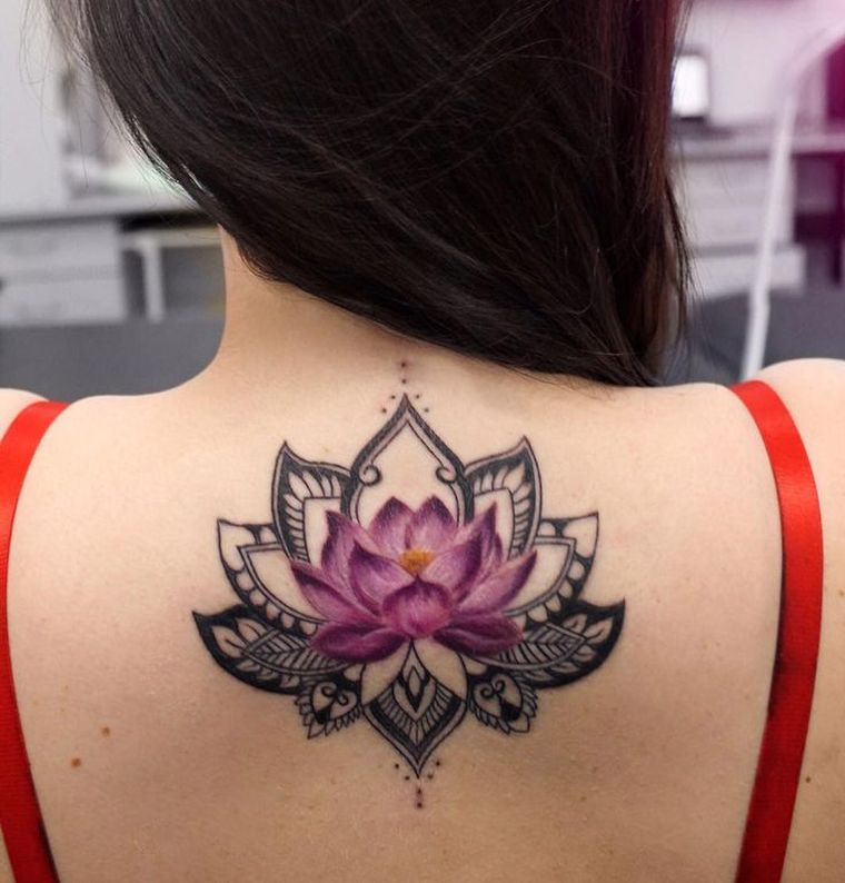 tatuiruotė-lotoso gėlė-idėja-tatuiruotė-moteris