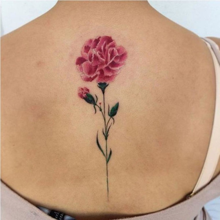 Un tatuaggio floreale che toglie energia positiva