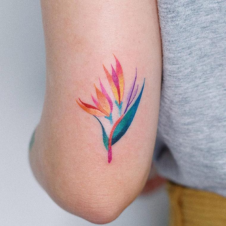 極楽鳥の花の入れ墨は自由の意味を持っています