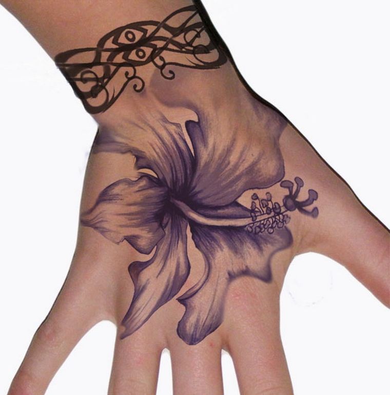 maža-tatuiruotė-moteris-gėlė-hibiskas-ranka
