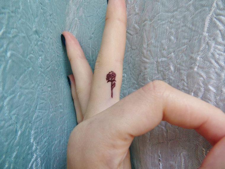 tatuiruotė-rožė-piršto moteris