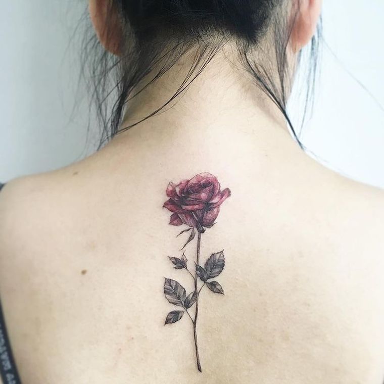 tetovaža-ruža-žena-leđa