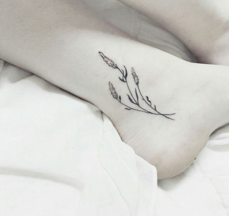gėlė-moteris-pėda-tatuiruotė