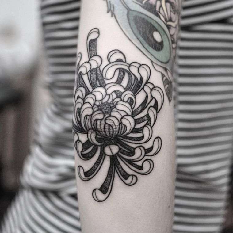 chrizantema-tatuiruotė-moteris-ranka-idėja