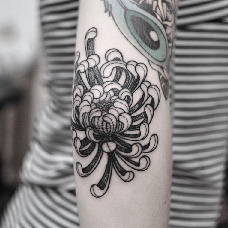 crisantemo-tatuaggio-donna-braccio-idea