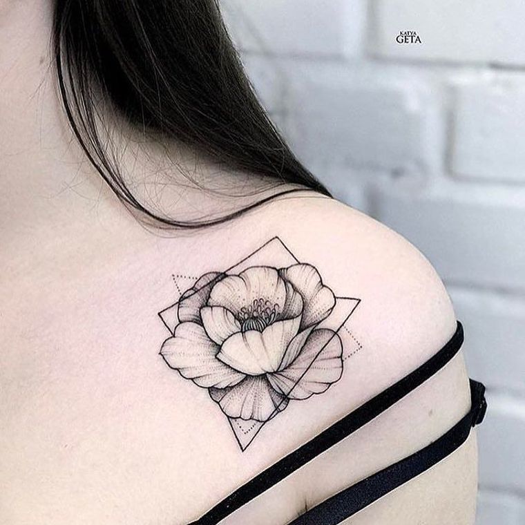 geometrinė-tatuiruotė-moteris-petys