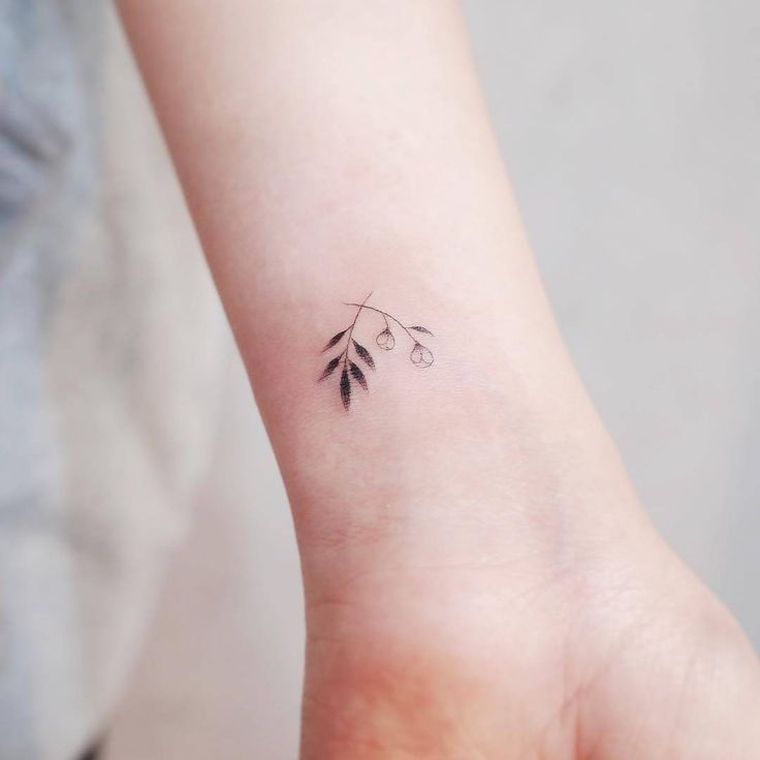 gėlė-moteris-tatuiruotė
