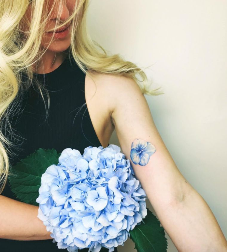 tatuiruotė-gėlių-modelis-moteris