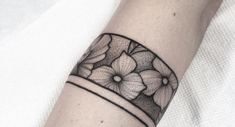 tatuiruotė-gėlių-apyrankė-moteris