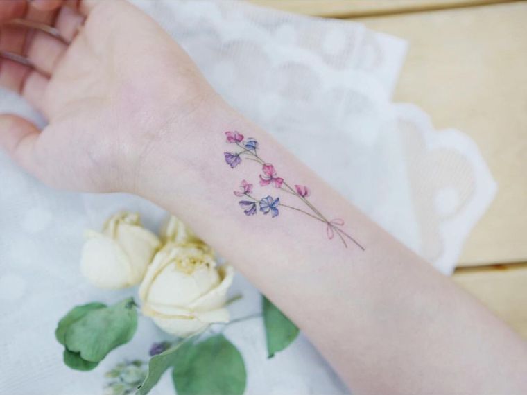 gėlių tatuiruotė reiškia moterį