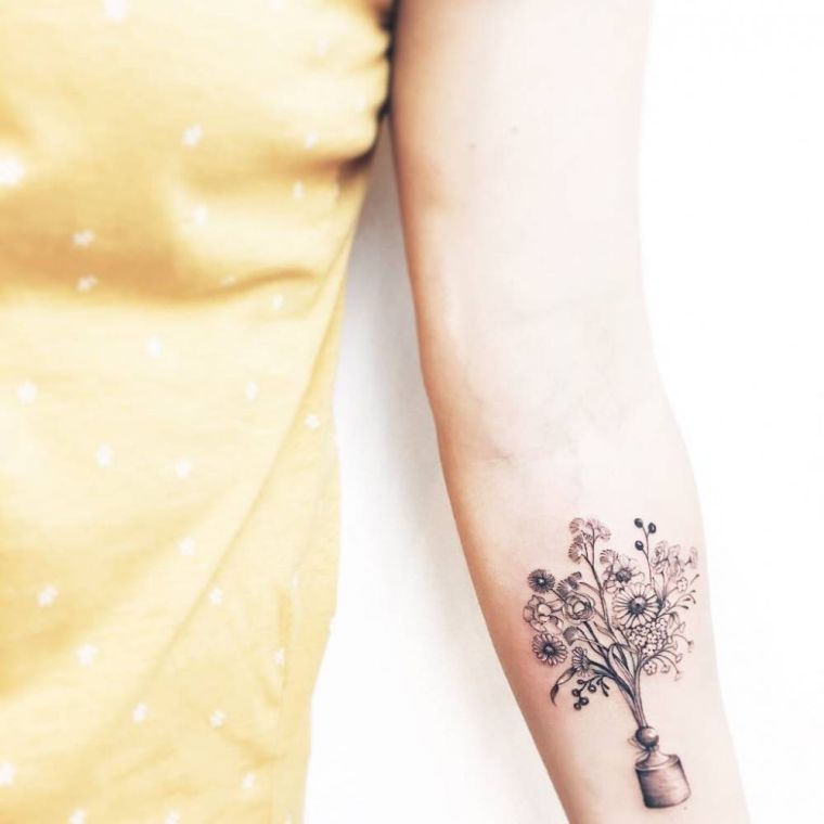 gėlių tatuiruotė, reiškianti puokštę-moteris