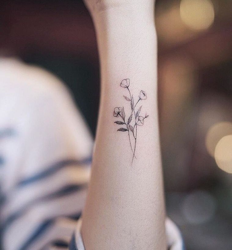 gėlių tatuiruotė reiškia ranką moteris