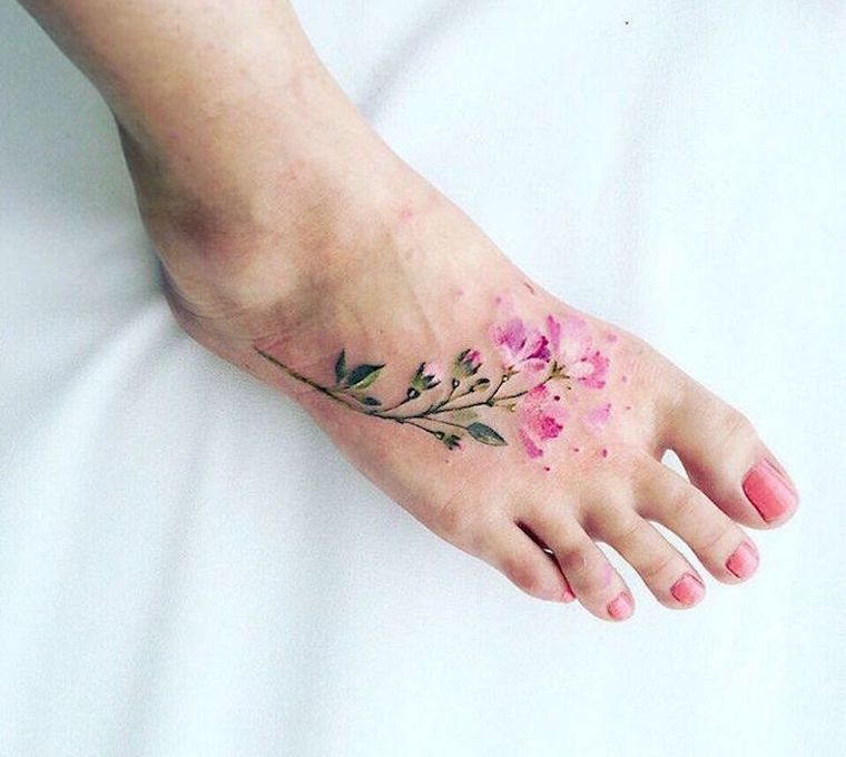 tatuiruotė-gėlė-pėda-moteris
