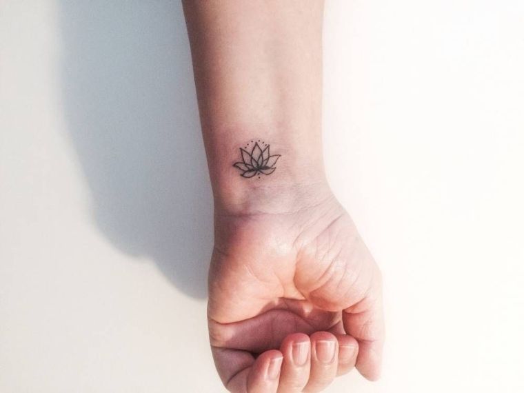 Lotoso gėlių tatuiruotė