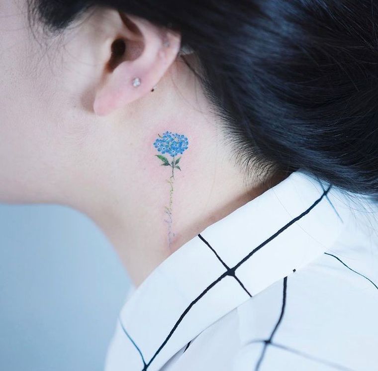 gėlė-tatuiruotė-pakaušis