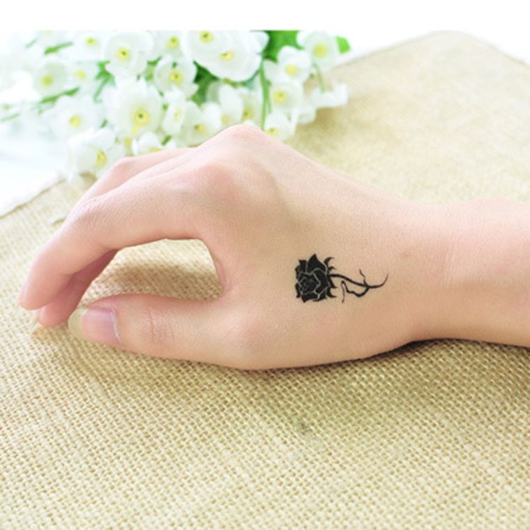 tatuiruotė-gėlė-pirštas-idėja-moteris